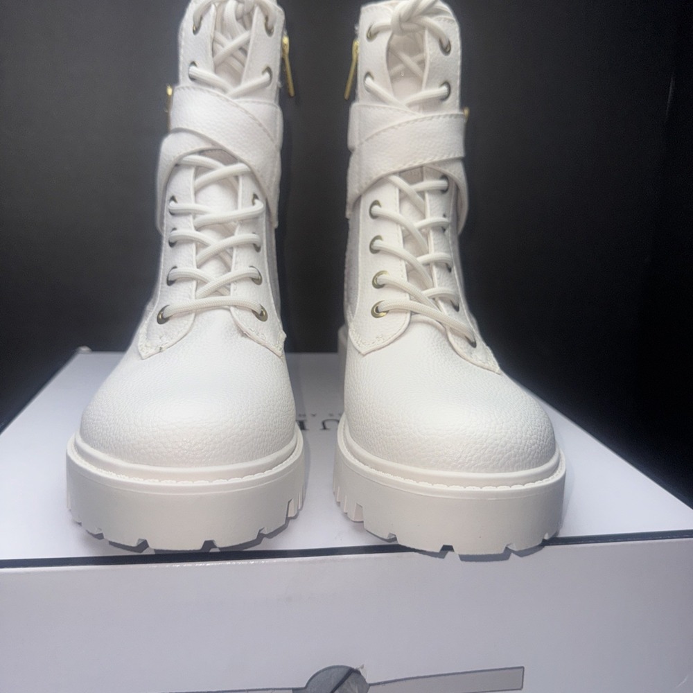 GUESS Women's Orana Combat Boo Ivory Logo Size 9M - Picture 3 of 14